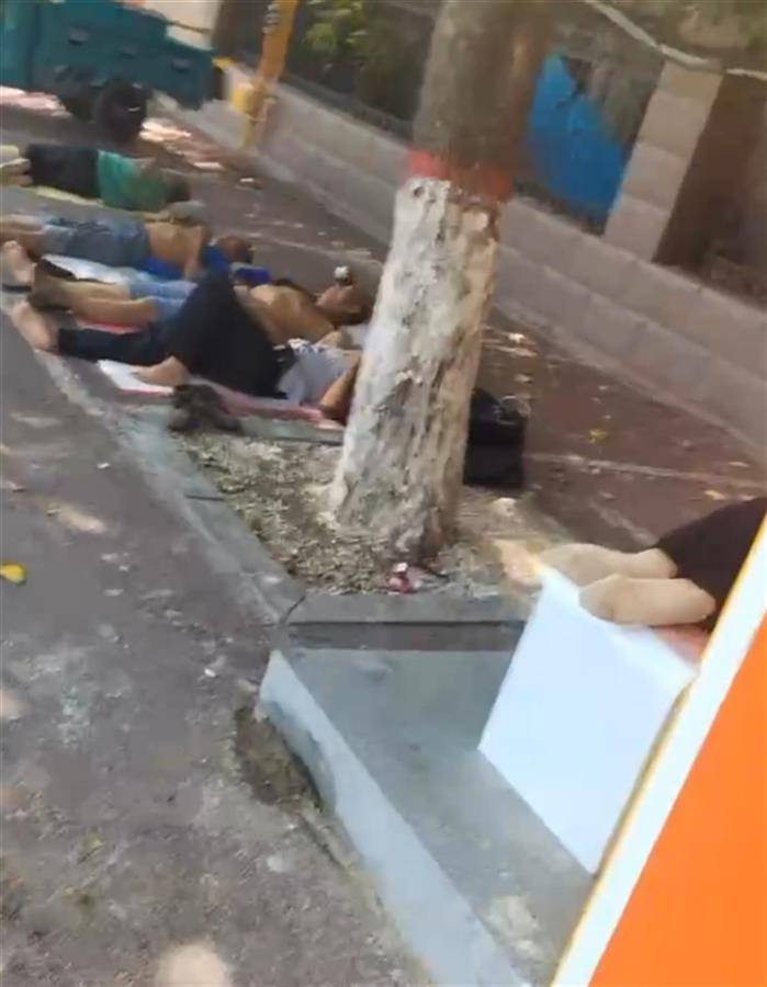聊城一户外驿站上了锁，劳动者大热天躺马路休息？街道办：要下载APP扫码进入