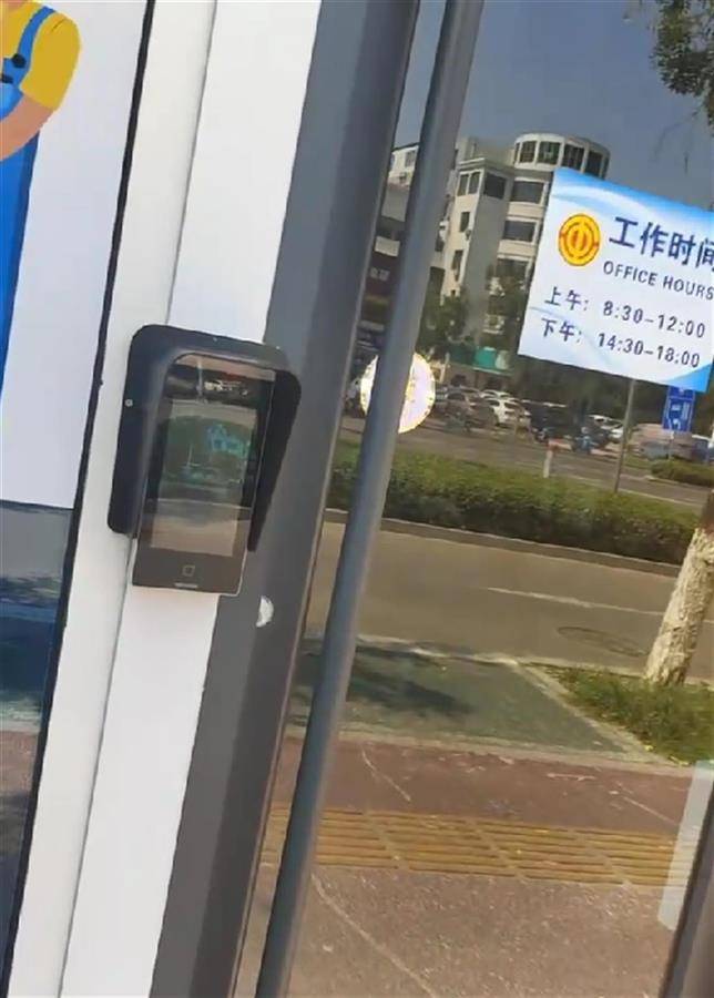 聊城一户外驿站上了锁，劳动者大热天躺马路休息？街道办：要下载APP扫码进入
