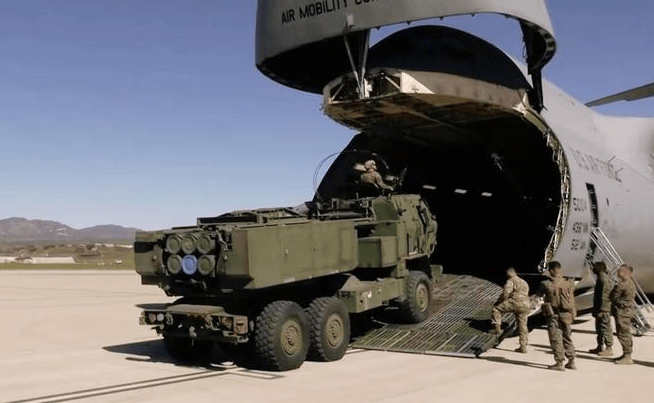 解放军“大杀器”亮相,轰动全球!岛内传出投降声,看谁敢动一下