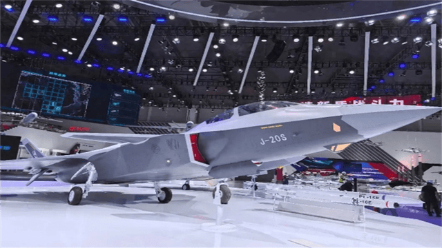 歼20一飞冲天,弹仓打开,导弹飞射而出,精准击落目标