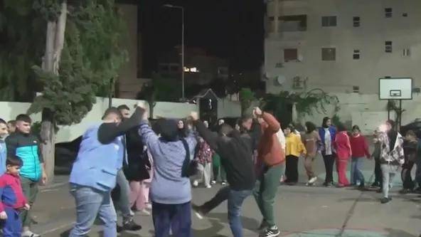 停火协议生效!黎巴嫩民众在废墟旁庆祝