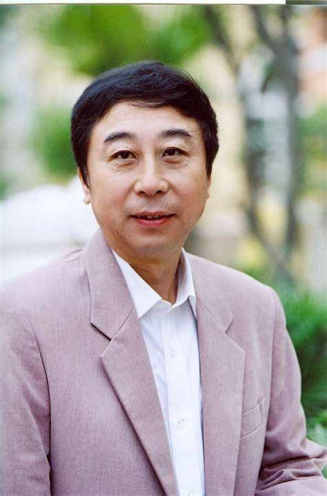 从相声奇才到“阶下囚”,当红时抛下冯巩移居海外后,刘伟怎样了