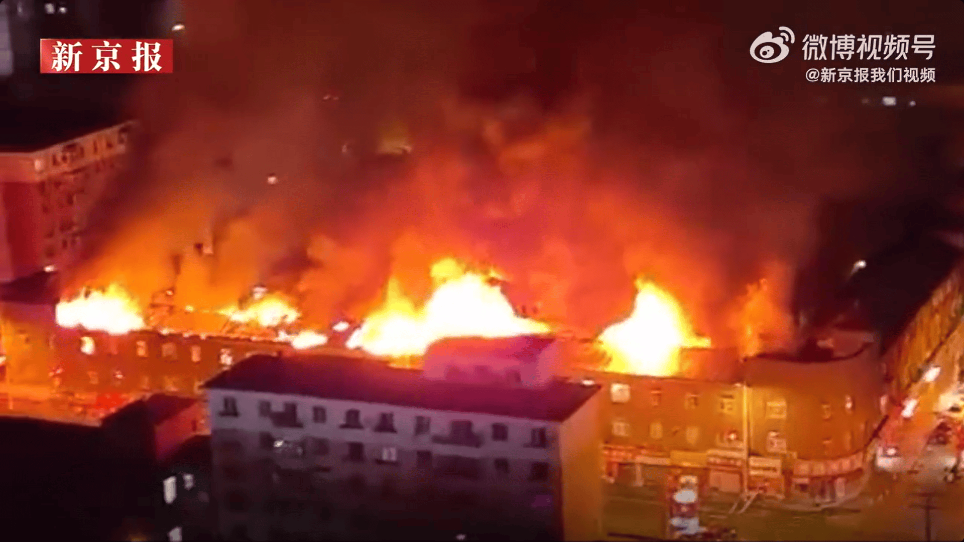 沈阳一处住宅楼凌晨起火,明火燃烧猛烈,消防通报:明火被扑灭,未发现人员伤亡或被困