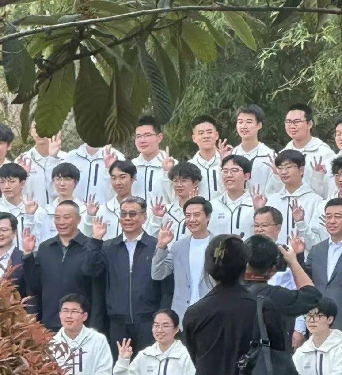 雷军回应如何保持好身材:英语不好已经让母校“蒙羞”,不能再形象欠佳