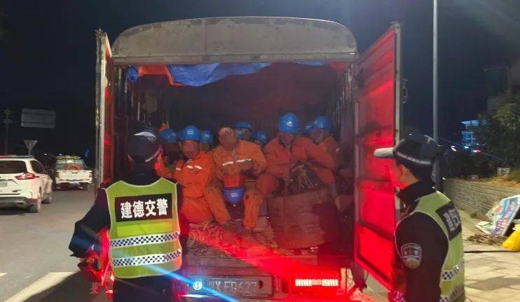 货车车厢传出异响!交警打开后,倒吸一口凉气……