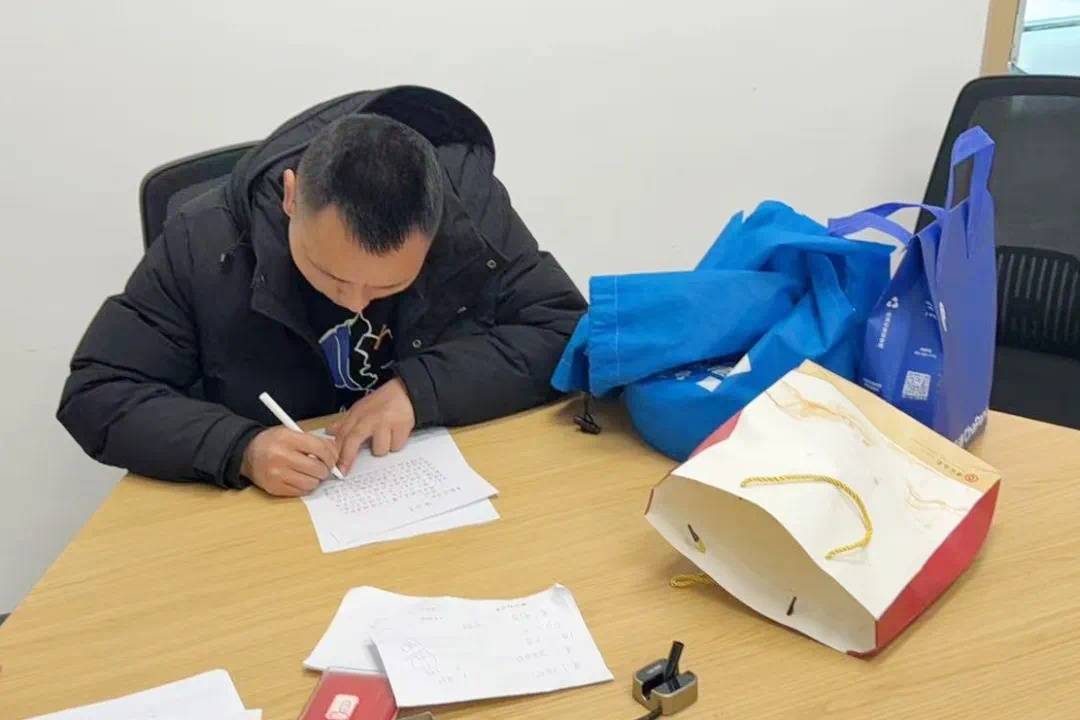 老板扛20斤硬币付工资，法官让其清点！没数到一半，崩溃了