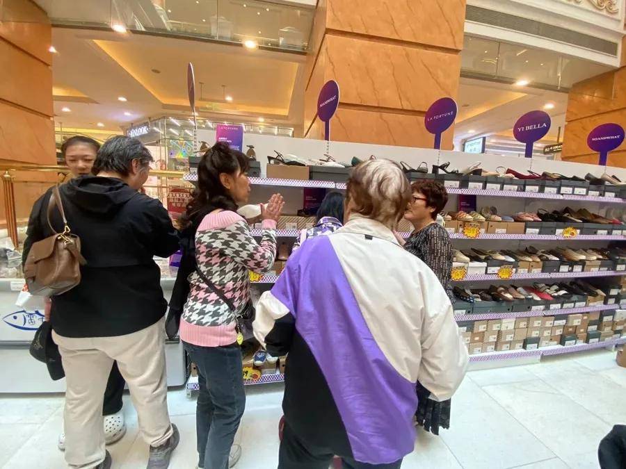 “1800元的出口商品219元拿下”!上海人假期疯狂“捡漏”,这里外贸好东西都卖爆了,新品还将接力上市