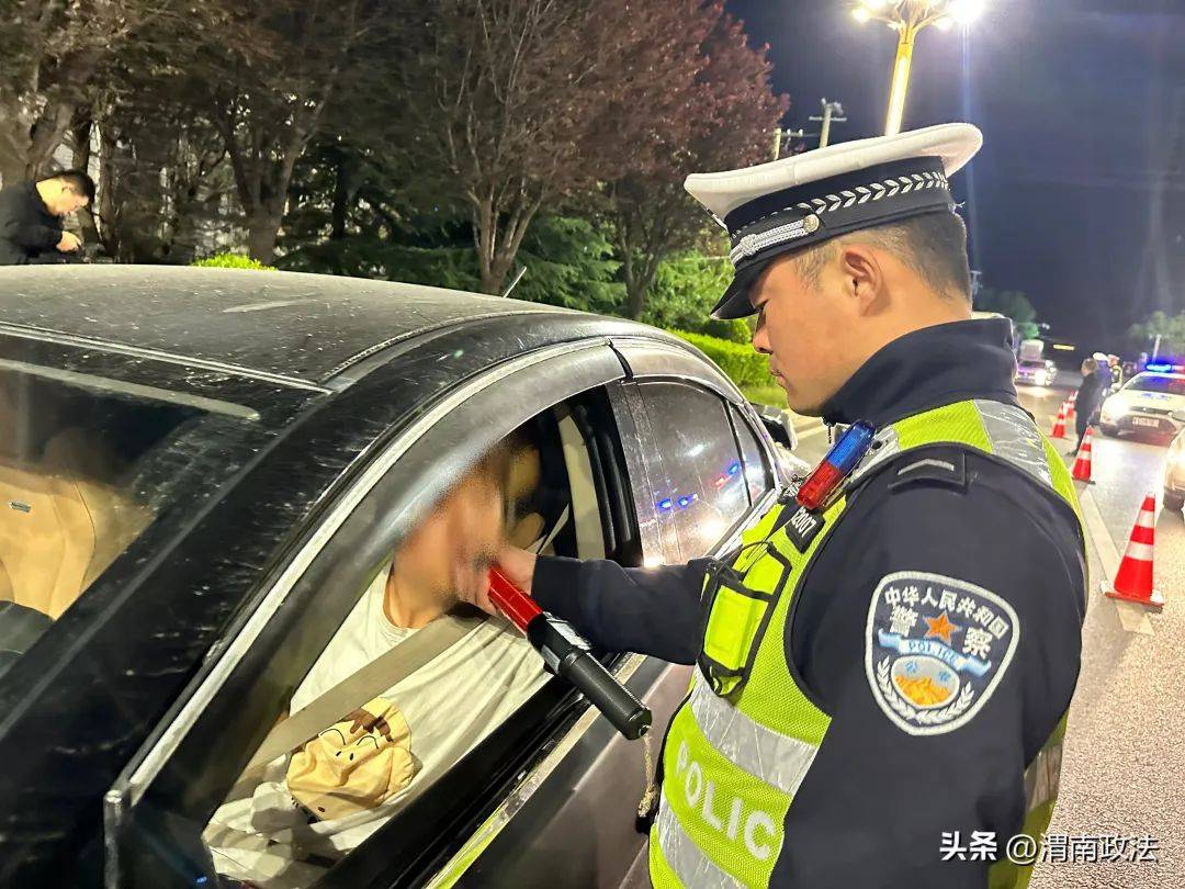 渭南交警重拳整治酒驾 夜查行动护航道路安全（图）