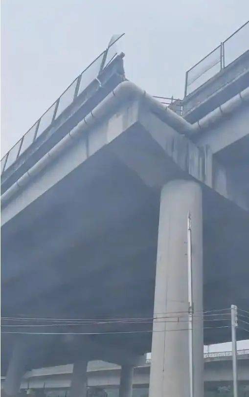 东莞一高架桥4车道变3车道致车辆坠落?当地:是特大事故