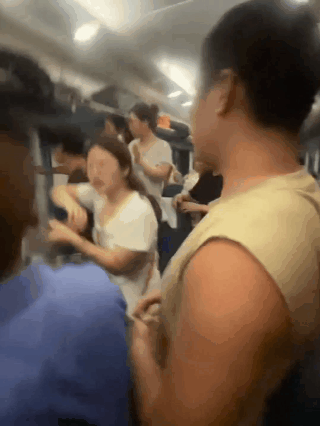 砸窗事件后，官方推出三篇文章：打倒破窗者……