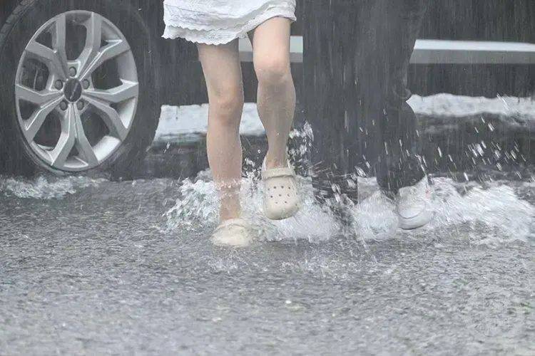 重庆突降暴雨，当地一条商业街涨水现迷你版“黄果树瀑布”