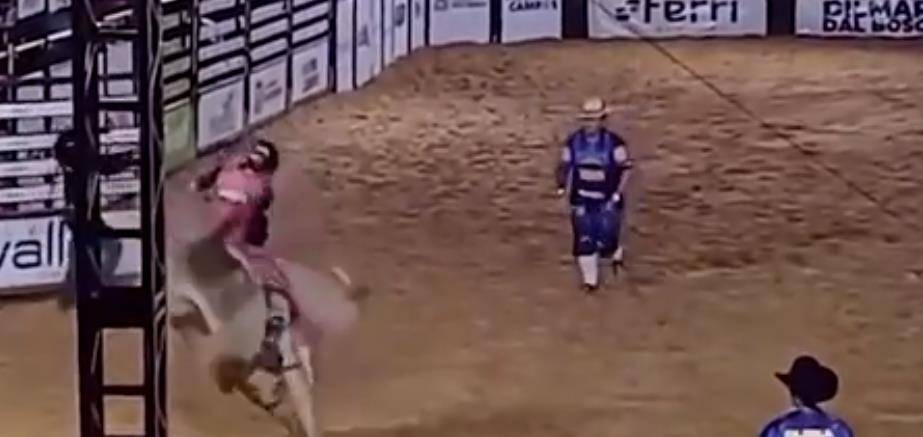 生日前一天,20岁巴西竞技牛仔被公牛甩下踩踏致死,现场画面曝光