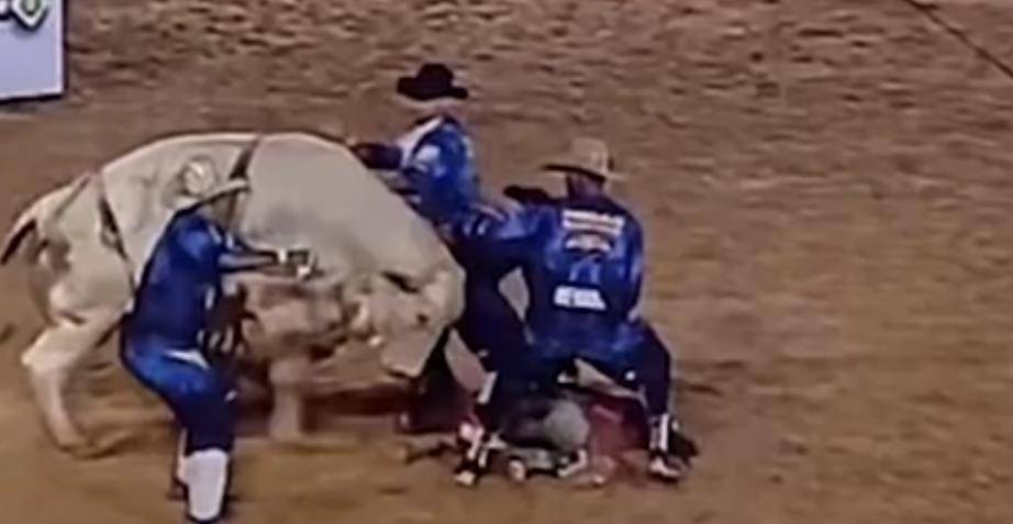 生日前一天,20岁巴西竞技牛仔被公牛甩下踩踏致死,现场画面曝光
