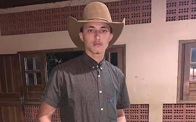 生日前一天,20岁巴西竞技牛仔被公牛甩下踩踏致死,现场画面曝光