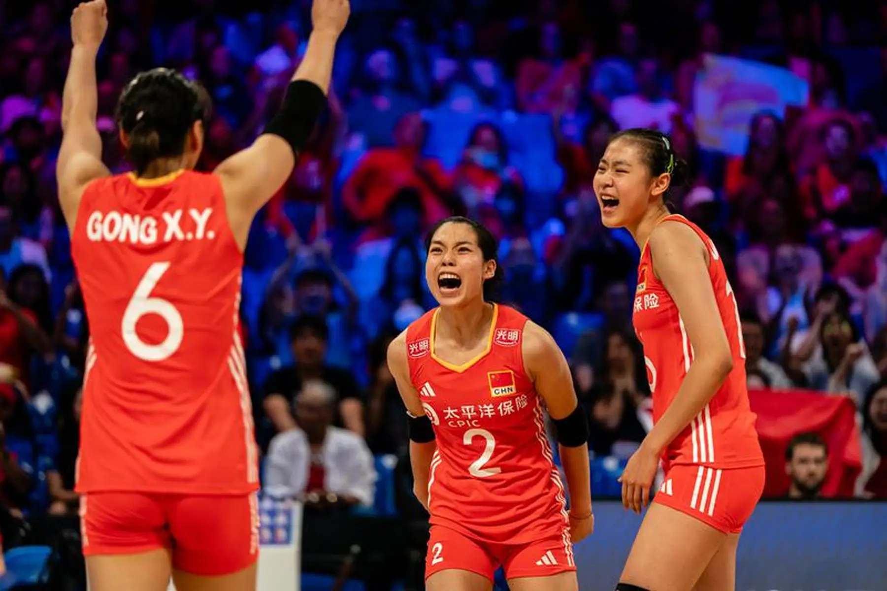 惊天大逆转！连场让二追三！世联赛-中国女排3-2美国队