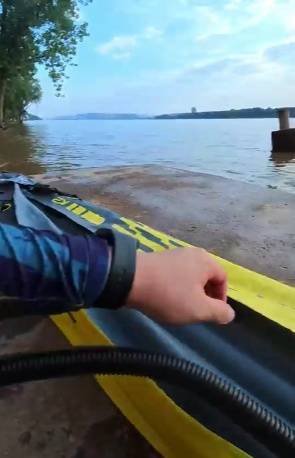 长沙男子突发奇想划船下班,25分钟车程划了3小时,当事人:手累腿麻,不会有下次