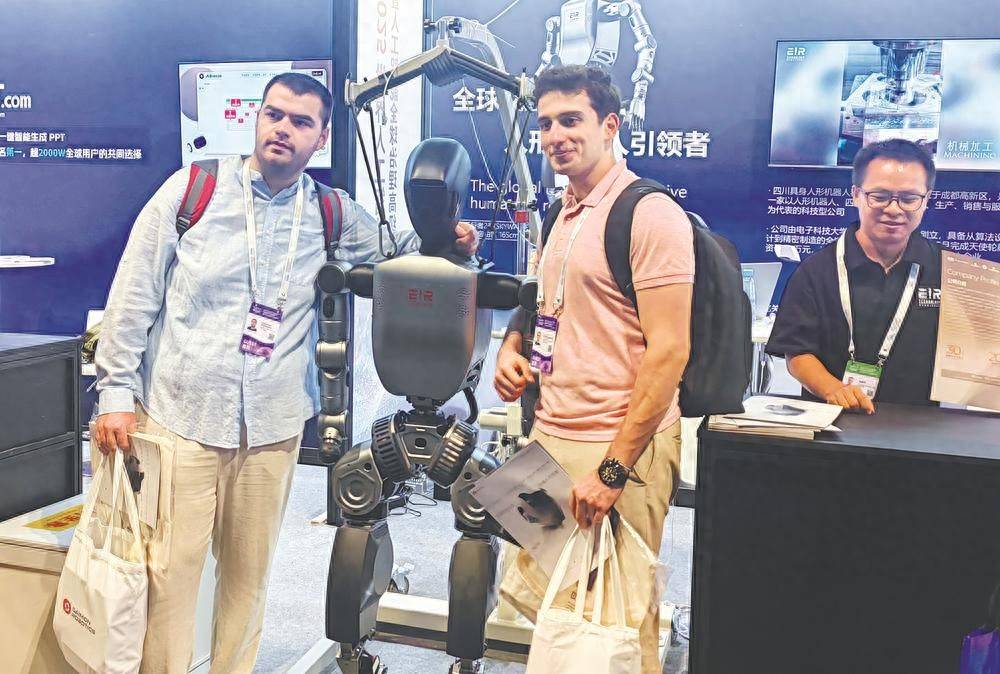 “成都造”全尺寸通用人形机器人 天行者2号亮相世界人工智能大会