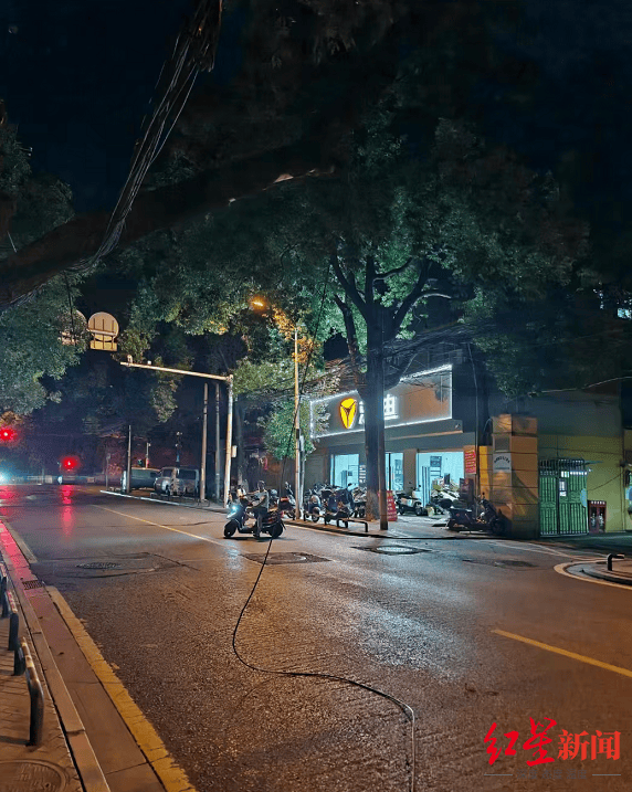 男主播骑车载女友回家被路边掉落网线勒伤脖子,索赔3万陷僵局 律师解读该谁赔