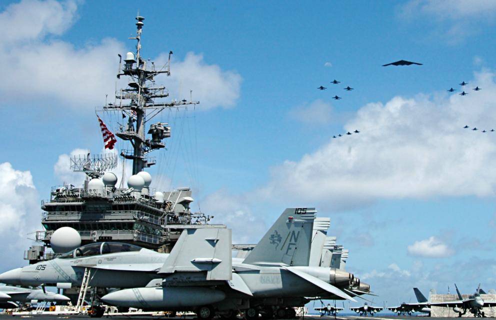 大火烧足15小时,美军2.5万吨级巨舰惨遭重创,起火到灭火,耗时15个小时!