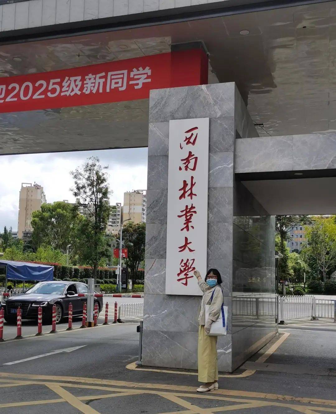 50岁阿姨烧伤致残后考取法学硕士:“拿儿子的书自学,靠学习走出创伤”