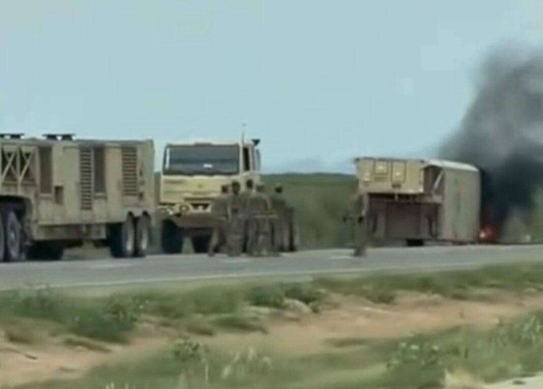 美军再迎噩耗！一声巨响：萨德反导核心当街变废铁，现场燃起大火