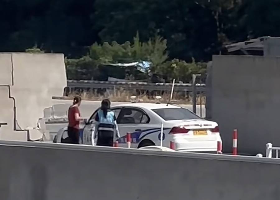 机动车考场内突发惊险一幕:考试车不慎撞上围墙