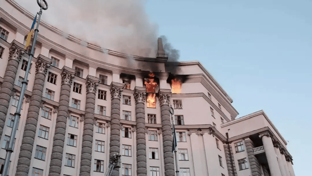 国际早报|乌政府大楼遇袭着火;以称10万平民离开加沙城