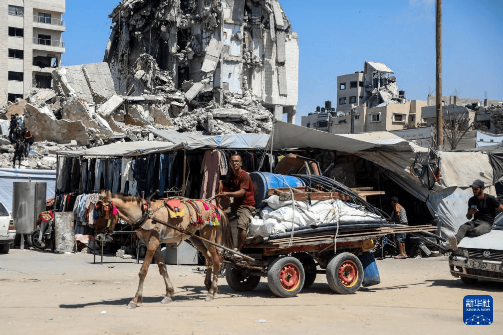 国际早报|乌政府大楼遇袭着火;以称10万平民离开加沙城