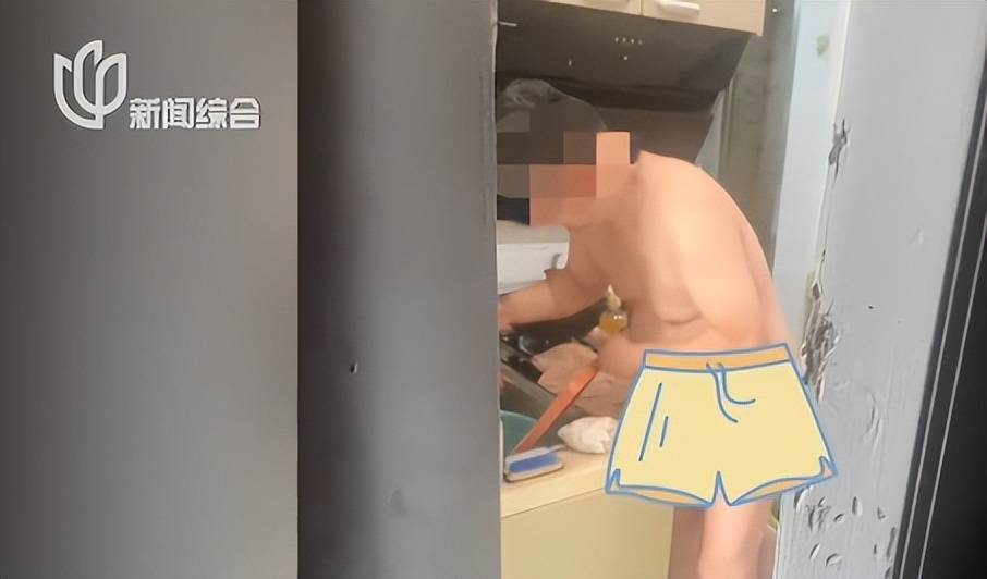 上海女子吓坏!54岁男邻居楼道内一丝不挂,还用榔头猛砸她家大门!居委会:他母亲去世,心情郁闷