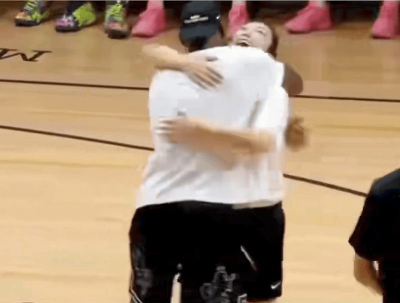 1米82的李梦与詹姆斯拥抱,两人合做经典动作!网友:这波追星太成功