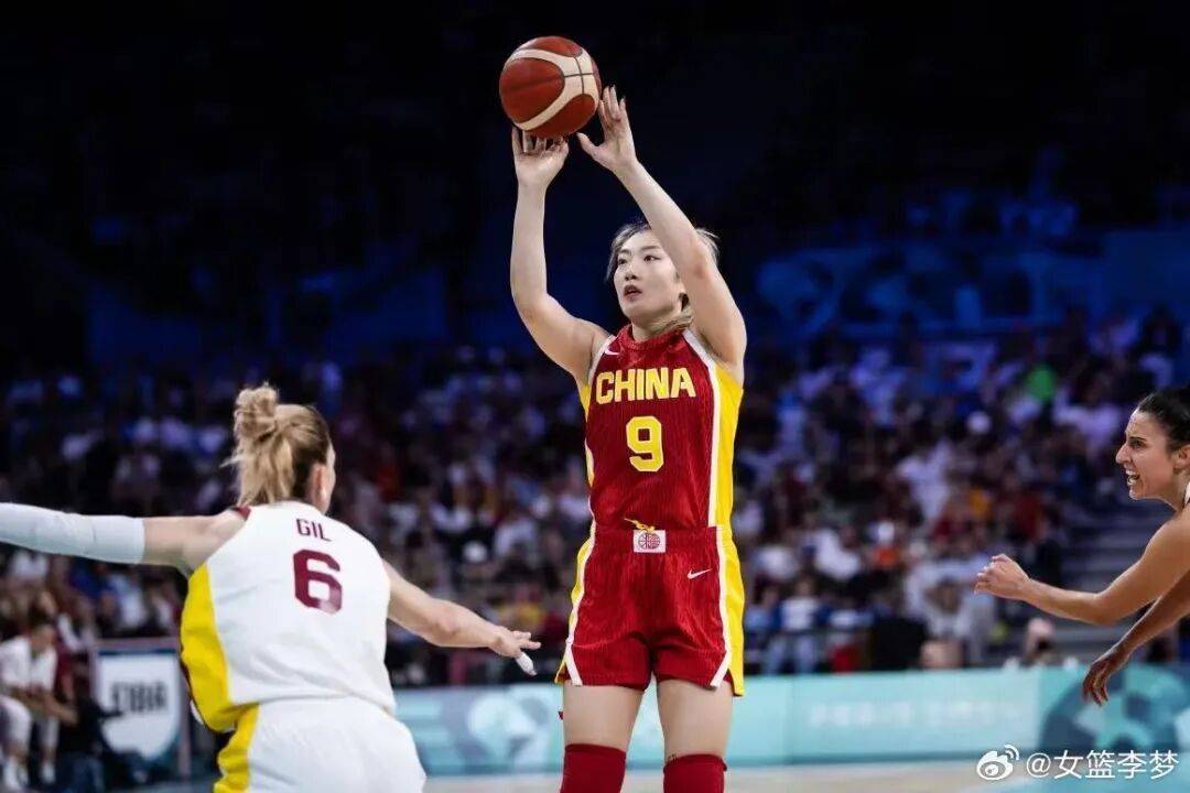 1米82的李梦与詹姆斯拥抱,两人合做经典动作!网友:这波追星太成功