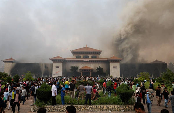 总理辞职、政府大楼被烧……尼泊尔发生了什么?