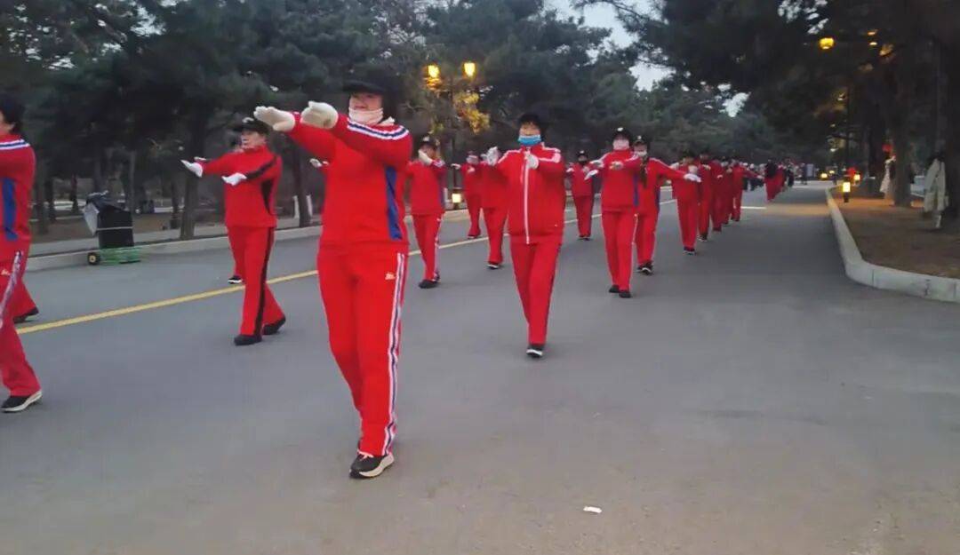 争议之下的老年“暴走团”