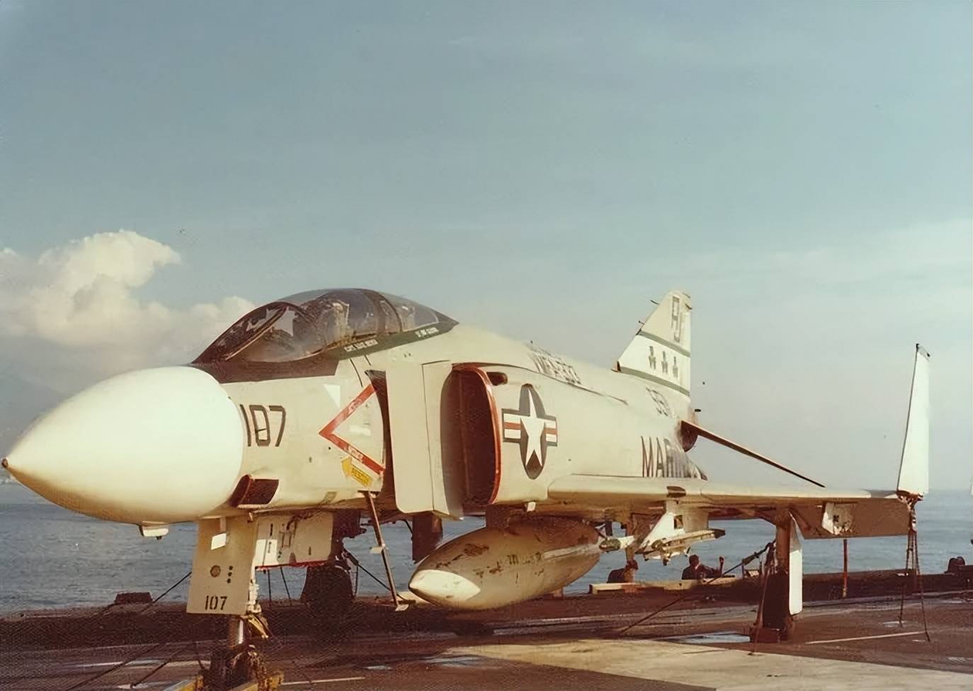 央视曝光!歼-35A改用内置登机梯,和F-35的一模一样?