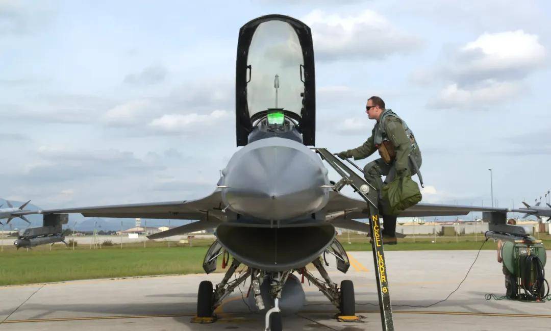 央视曝光!歼-35A改用内置登机梯,和F-35的一模一样?