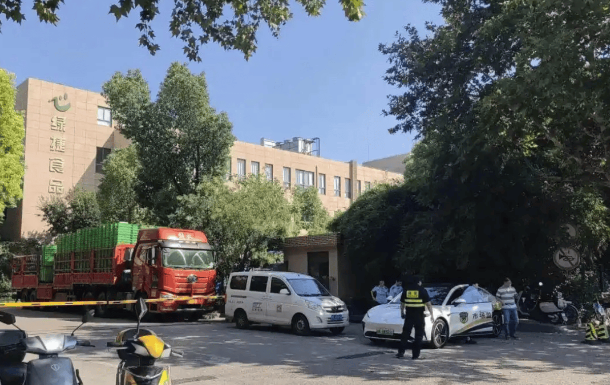 上海学生午餐虾仁炒蛋紧急停供持续发酵,闵行区市监局介入,家长称“菜臭得吃到吐”