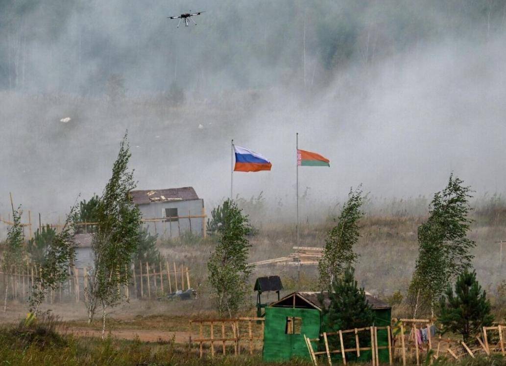 1万套军备出库,普京身着戎装突访军营,向北约发出最直白的信号