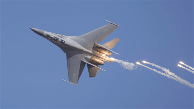 过于落后可以展示?歼20大方展示,“野兽模式”强压F35一头