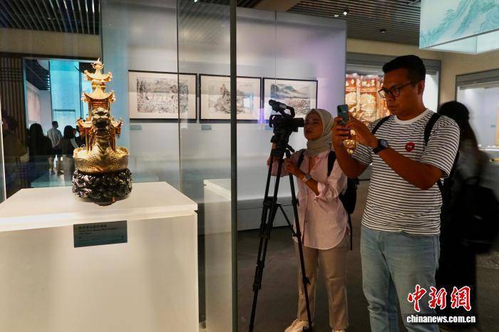 浙江杭州:中外媒体探访西湖 感受世界遗产之美