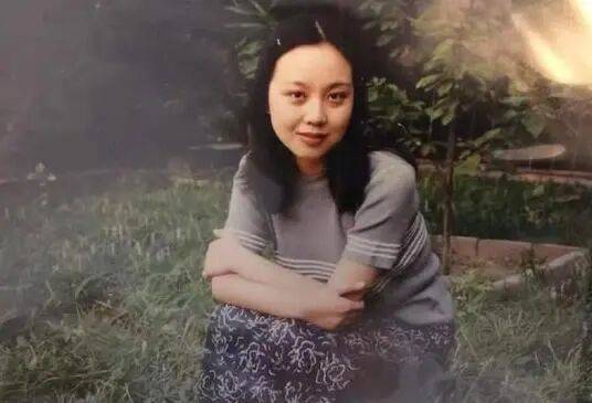 闫妮微醺式演唱再上热搜!35岁爆红后速成大满贯视后,她是松弛美学的代言人