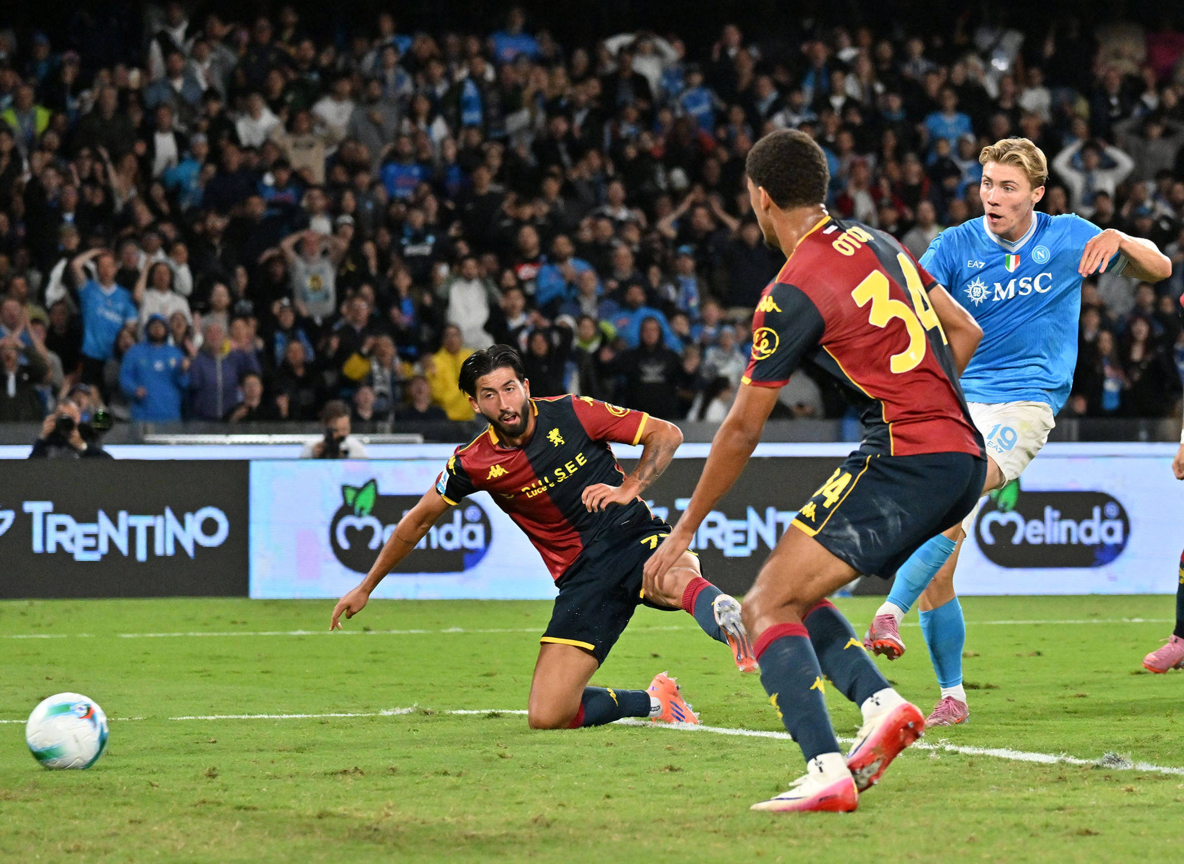 (体育)足球——意甲:那不勒斯胜热那亚