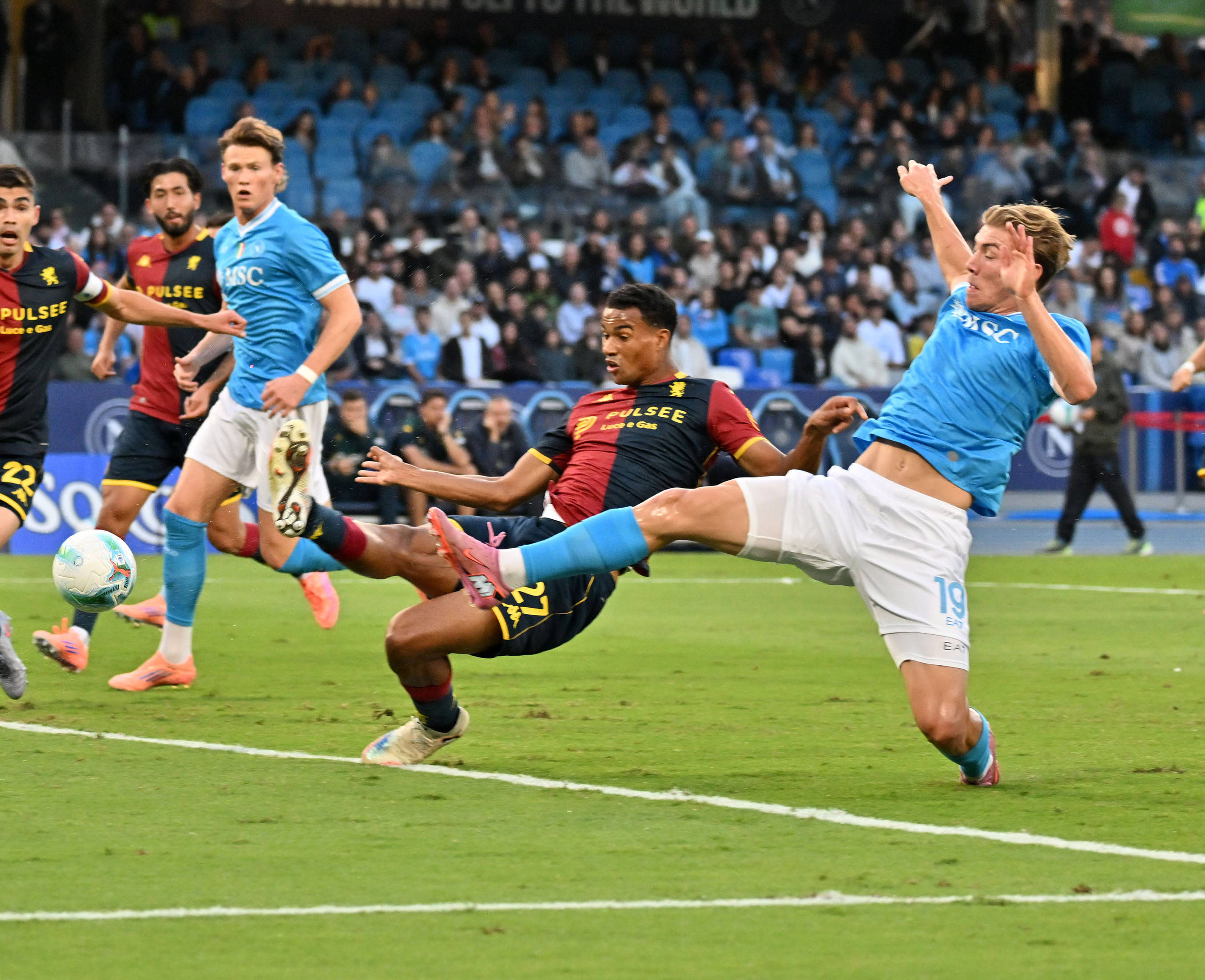 (体育)足球——意甲:那不勒斯胜热那亚