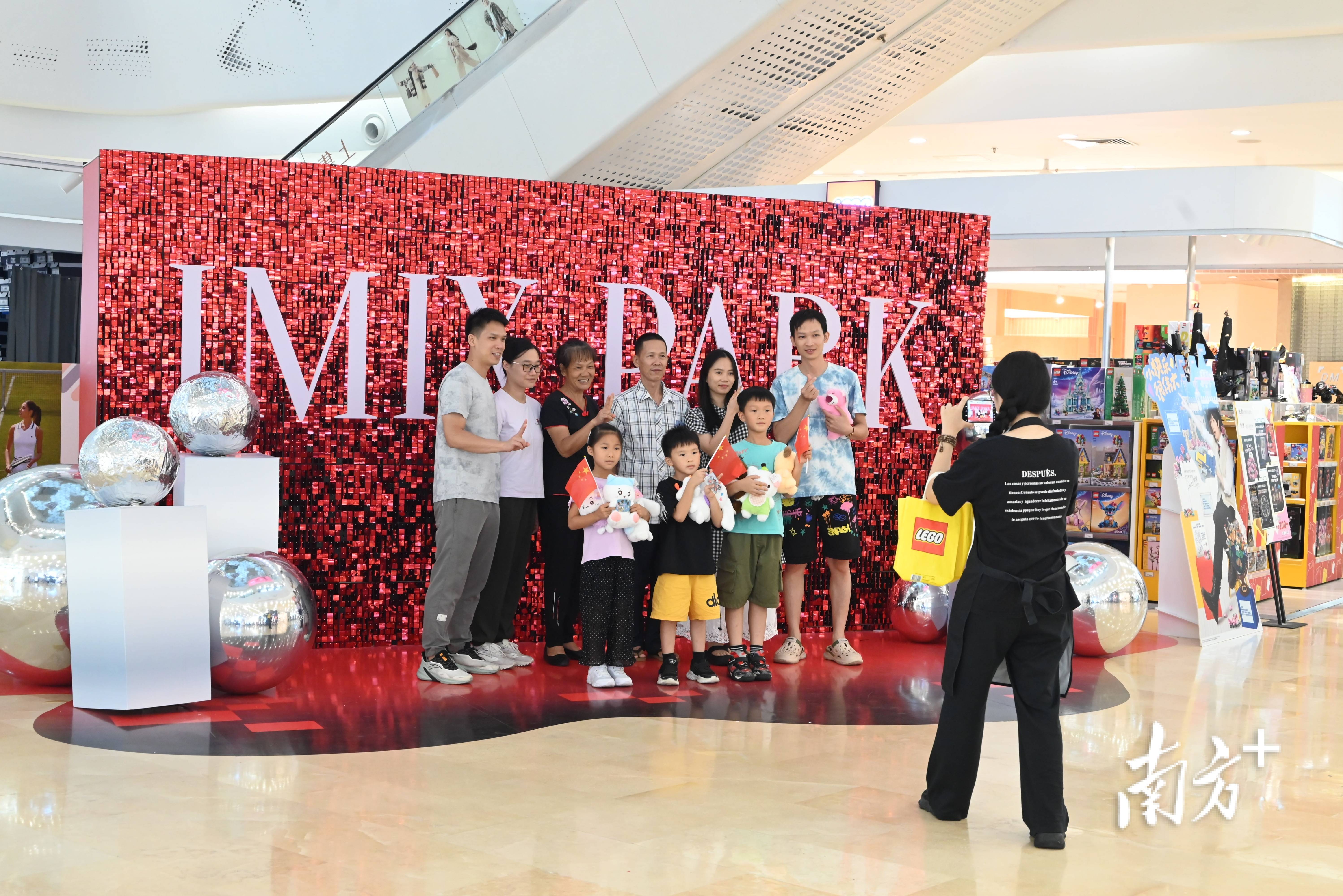 多图|双节消费旺,江门市区商圈人气爆棚