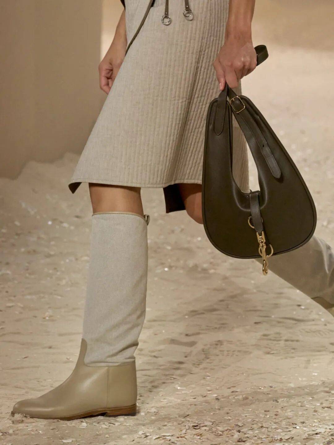 Hermès的女骑士,在沙滩上自由驰骋