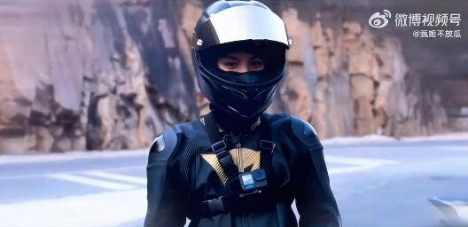 00后艺人被曝骑摩托车撞人,时代峰俊发布声明