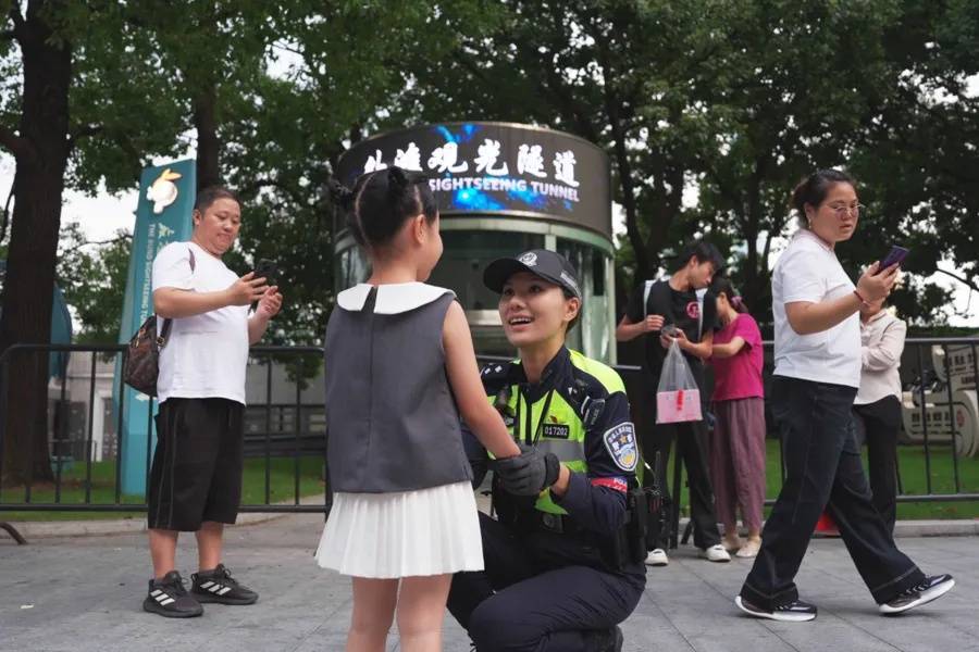 上海外滩“最美女警”被盯上!为了拍她,有人连续蹲守几天