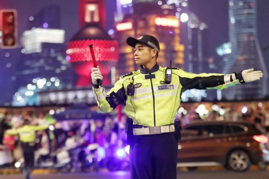 上海外滩“最美女警”被盯上!为了拍她,有人连续蹲守几天