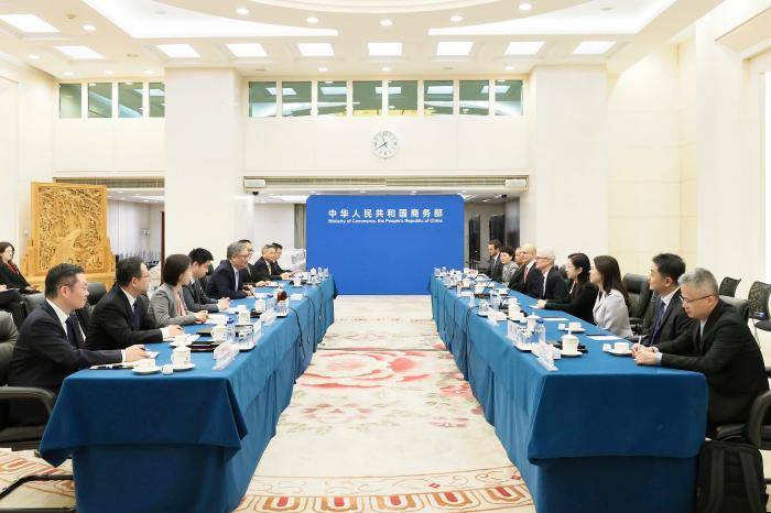 商务部部长王文涛会见苹果公司首席执行官库克