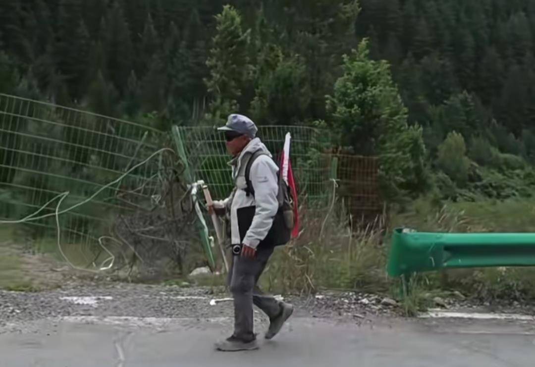 香港七旬老人重走长征路即将抵达终点,已走了246天约6000公里,朋友:看到各地的发展,他感觉震撼和自豪