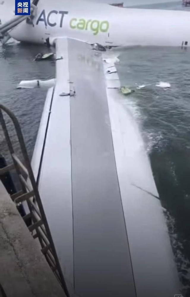 凌晨突发！香港机场一货机冲出跑道坠海，撞地勤车致2人遇难